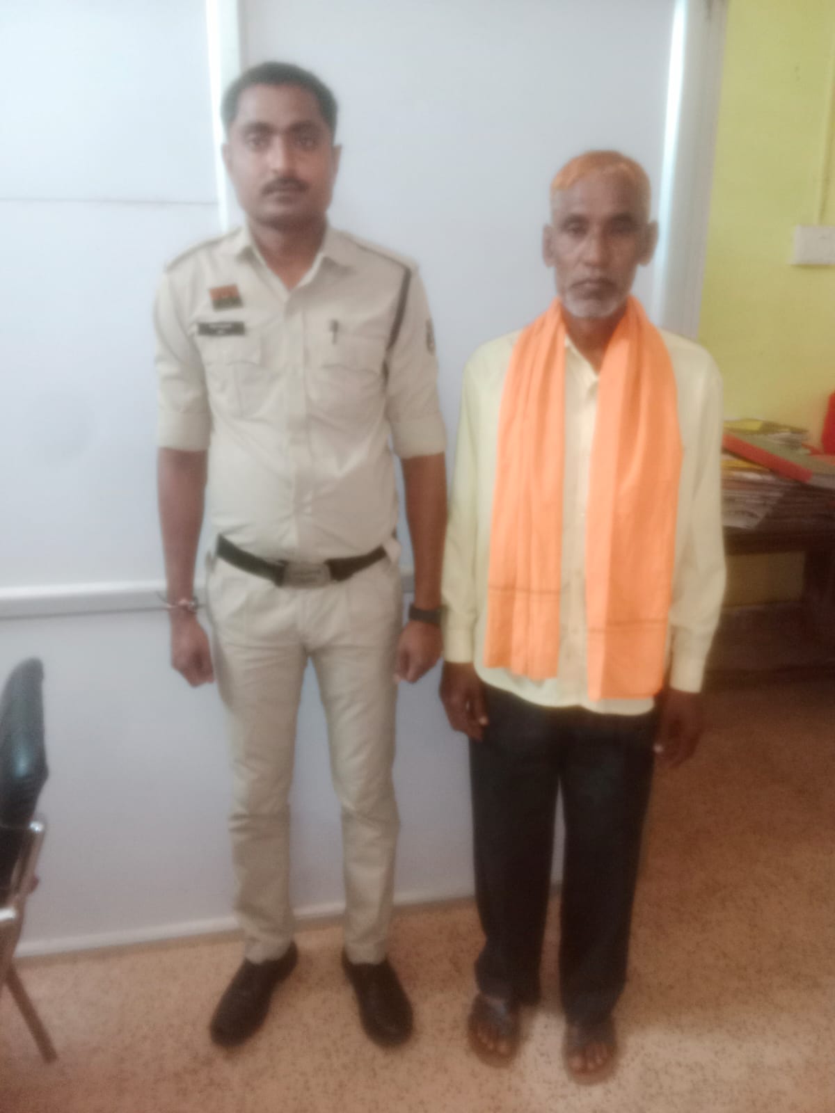 छुईखदान में सट्टा लिखते आरोपी गिरफ्तार, मोबाइल व नगदी जब्त