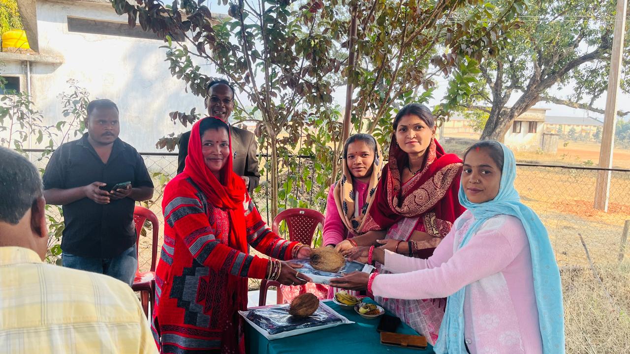 मितानिन दिवस पर जनपद अध्यक्ष ने मितानिनों को शाल श्रीफल भेंट कर किया सम्मानित 