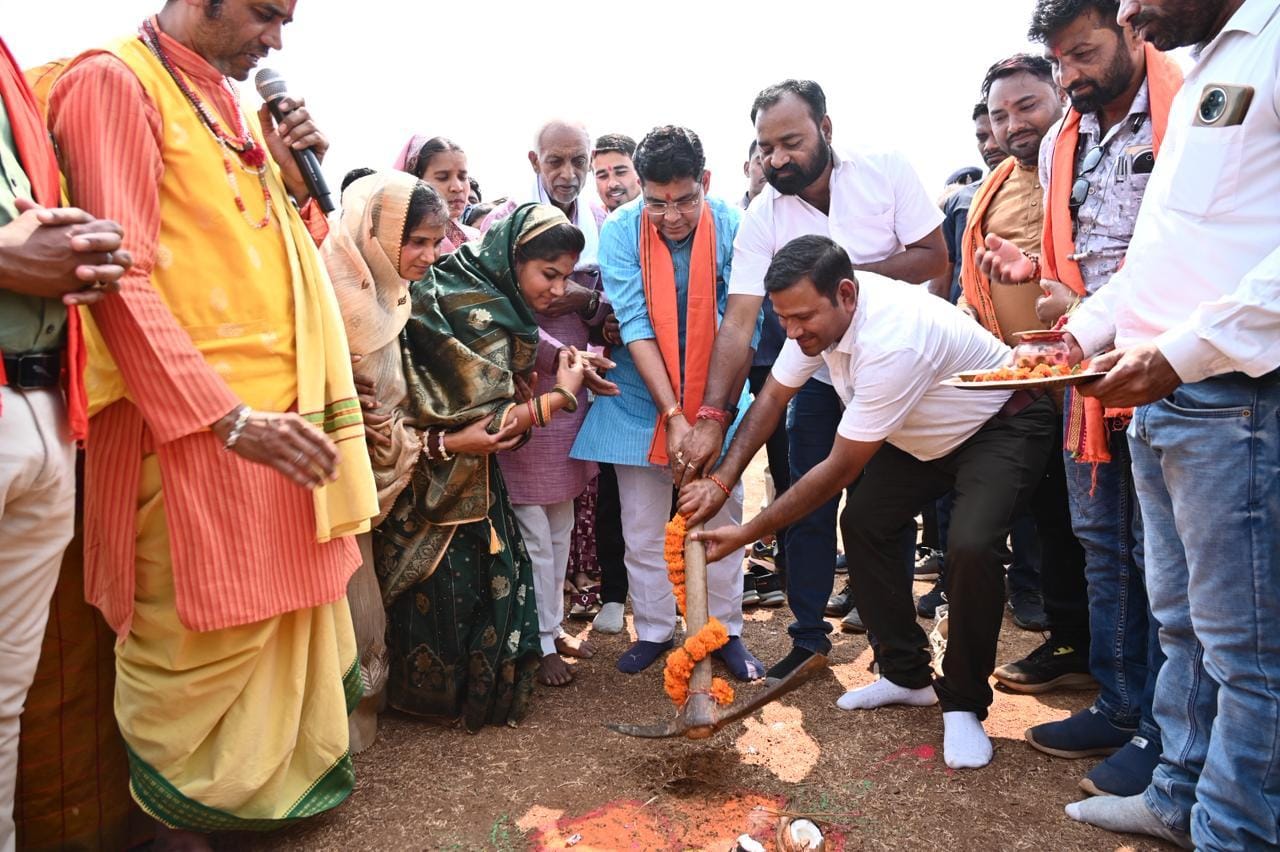 राजस्व मंत्री वर्मा ने 7.82 करोड़ की लागत से बनने वाले नवापारा-सकरी-सतभांवा मार्ग का किया भूमिपूजन