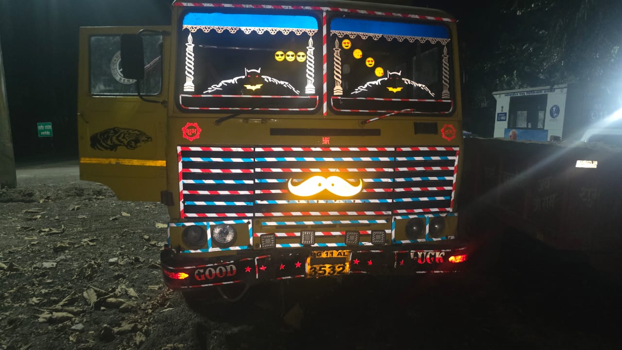 अवैध खनन और परिवहन पर जिला प्रशासन की सख्त कार्रवाई, 5 वाहन जब्त