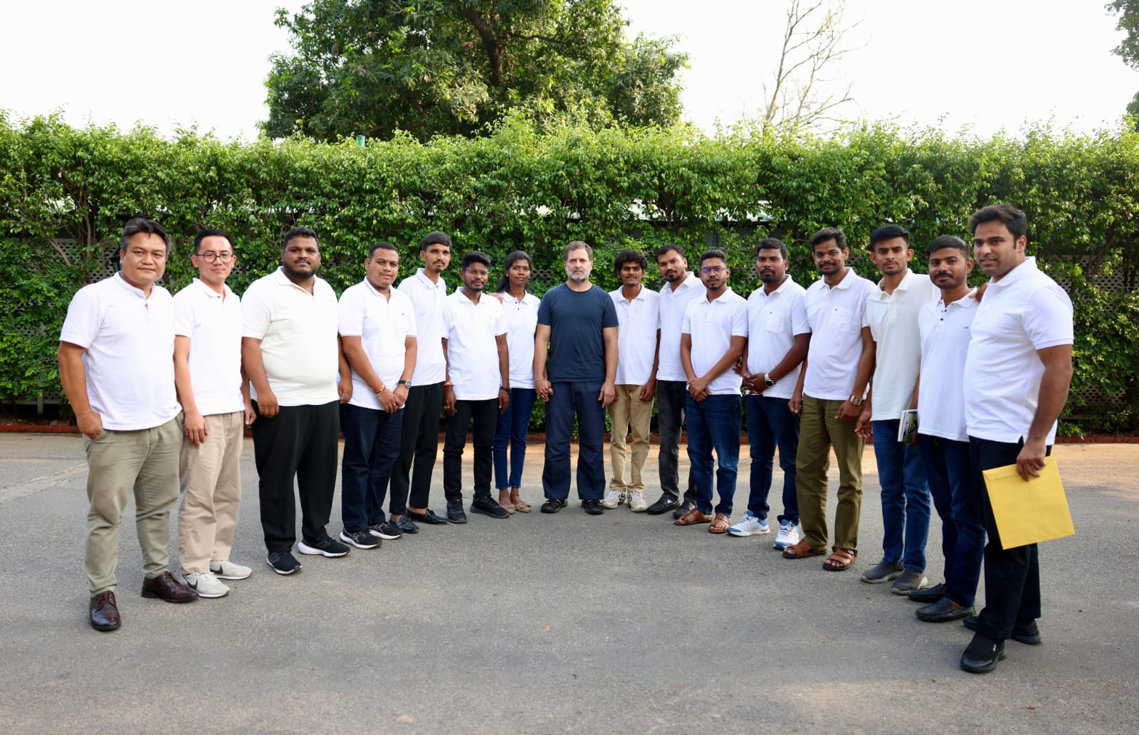 चित्रांश ध्रुव ने नेता प्रतिपक्ष राहुल गांधी से की मुलाकात, बिन्द्रानवागढ़ विधानसभा आने का दिया आमंत्रण