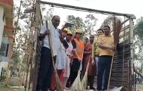 भेष बदलकर पहुंचीं ASP बनी सफाईकर्मी, अवैध शराब माफियाओं पर कसा शिकंजा