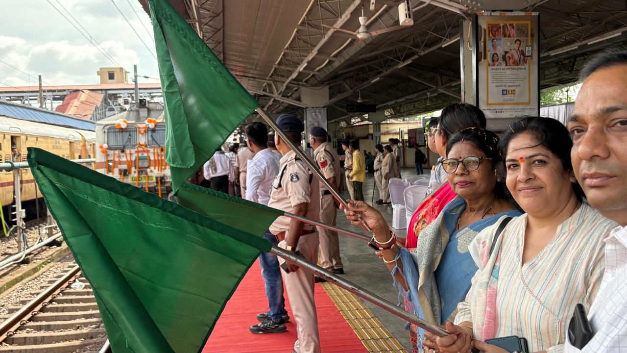 मुख्यमंत्री तीर्थ दर्शन योजना के तहत धमतरी से 265 श्रद्धालु रवाना — विधायक अंबिका मरकाम ने हरी झंडी दिखाकर किया रवाना