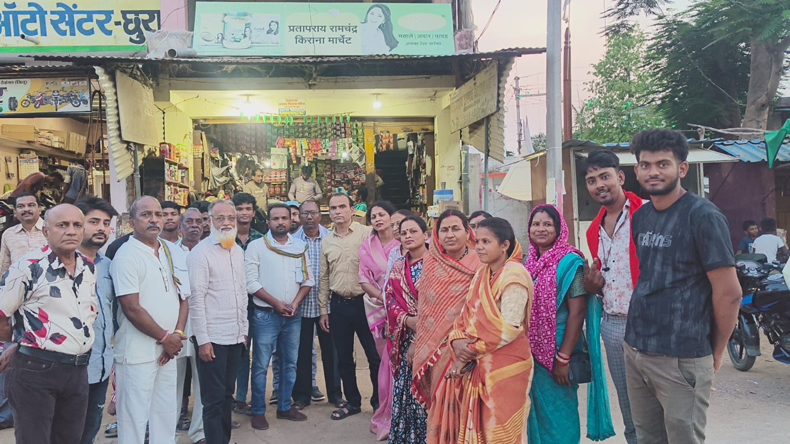 महंगाई के विरोध में कांग्रेस का जनसंपर्क अभियान जारी:किराना एवं सराफा व्यापारियों से किया संवाद, ग्राहकों की समस्याएं सुनीं