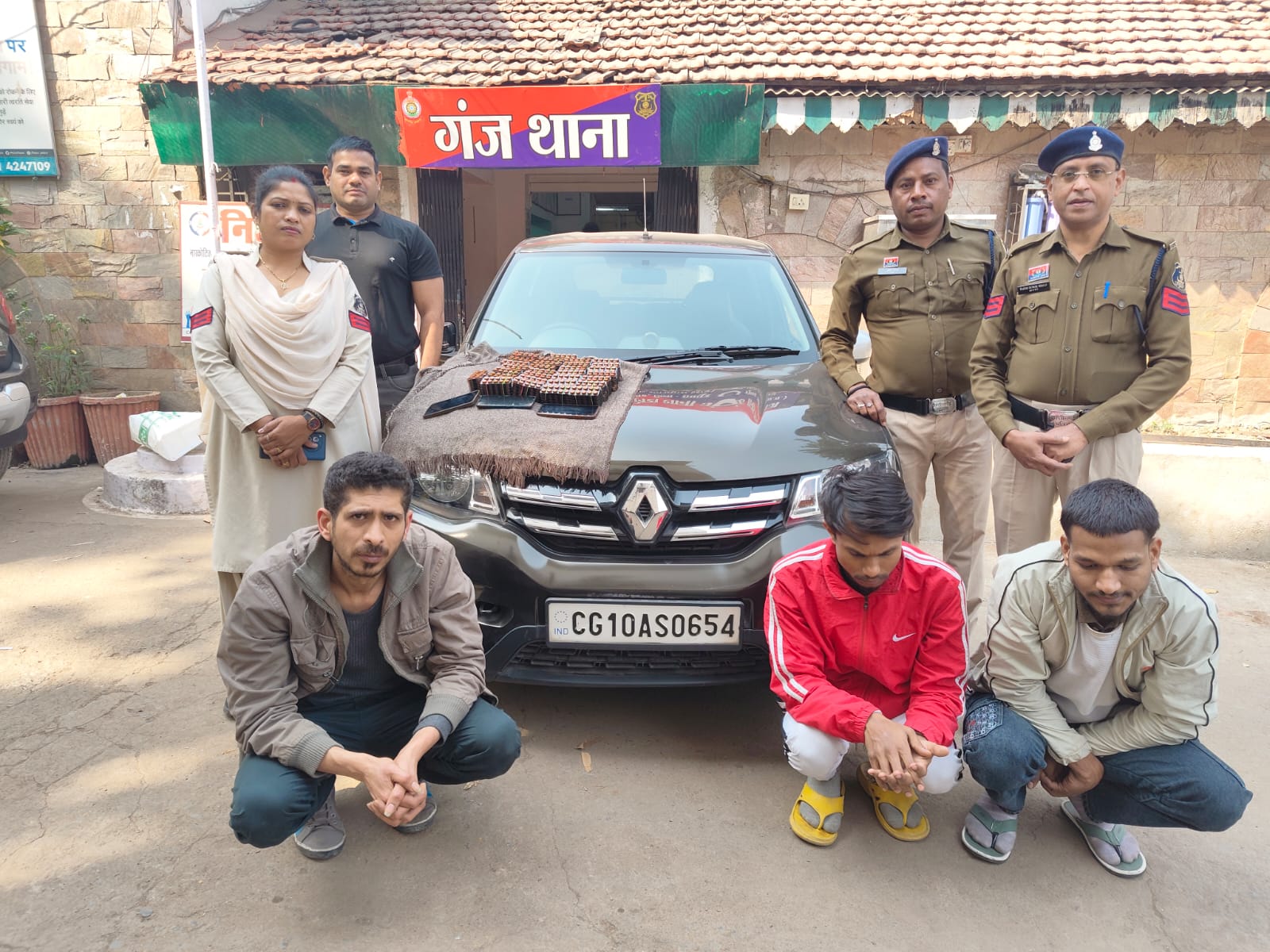 गंज थाना पुलिस की बड़ी कार्रवाई: ऑपरेशन निश्चय के तहत 3 तस्कर गिरफ्तार, 3000 नशीली गोलियां व क्विड कार जब्त