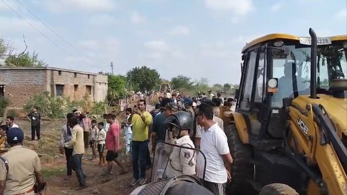BIG BREAKING: रायपुर के नकटी गांव में बुलडोजर एक्शन, 1000 पुलिस जवान तैनात, 48 मकानों पर बेदखली शुरू