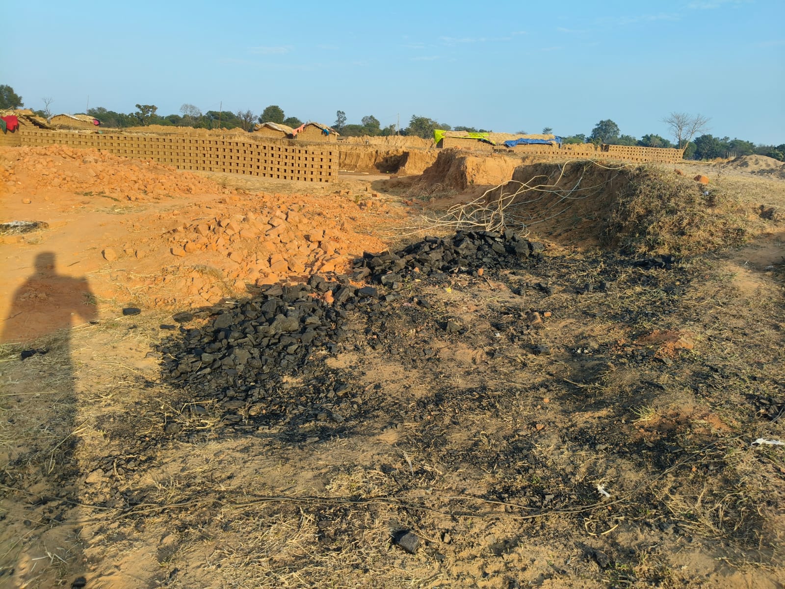 समूहों के नाम पर संचालित ईट भट्टे पर भी अवैध कोयले का उपयोग,प्रशासन बेखबर