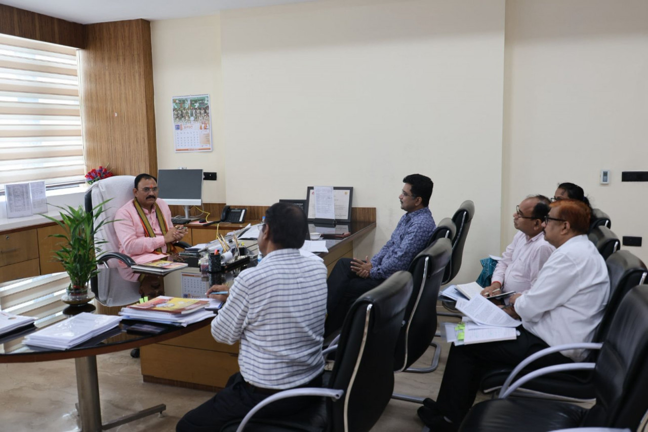 पिछड़ा वर्ग एवं अल्पसंख्यक विकास विभाग की समीक्षा बैठक संपन्न,मंत्री जायसवाल ने विभागीय योजनाओं की ली जानकारी