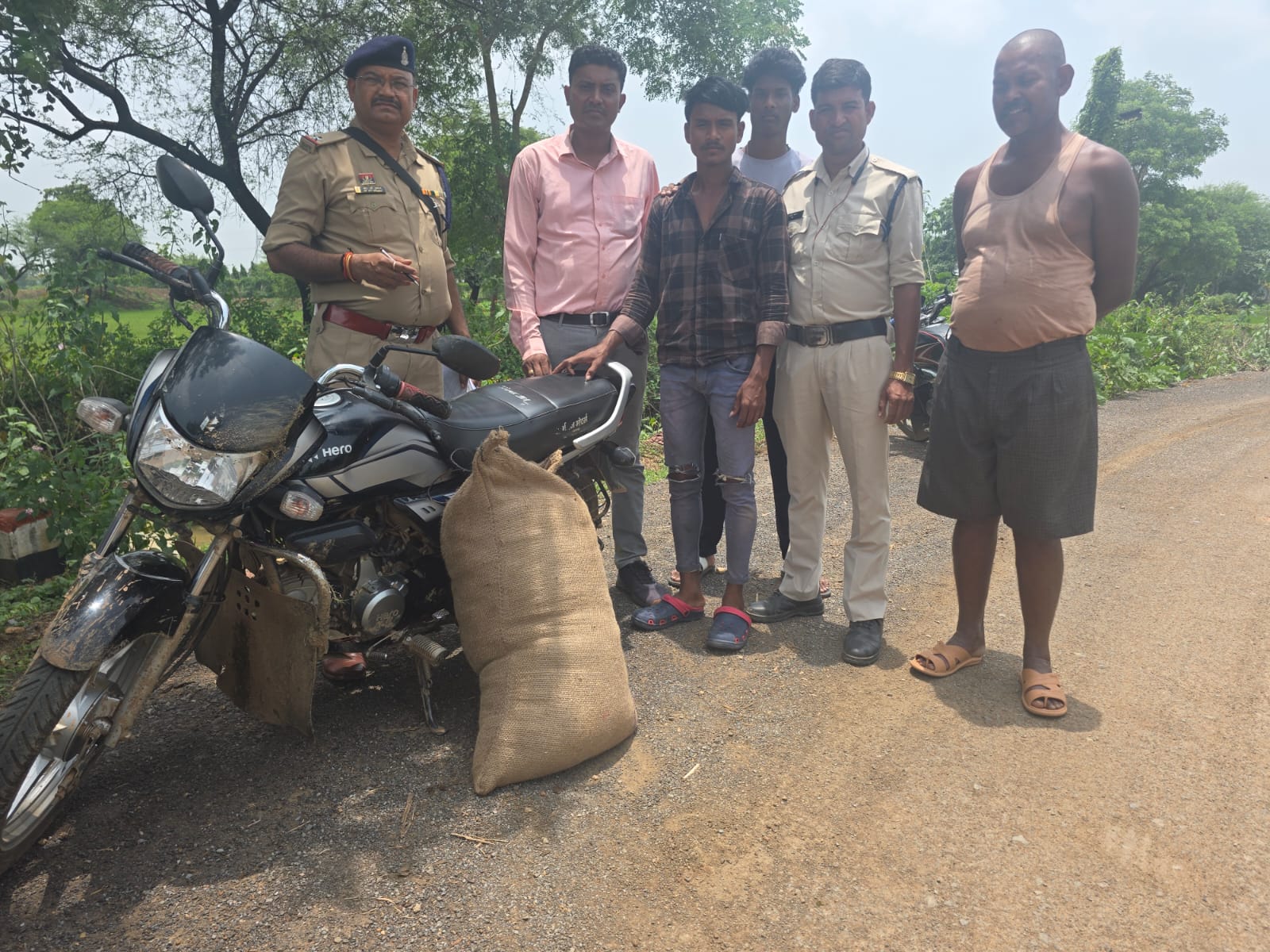 अवैध कच्ची महुआ शराब बिक्री करने हेतु परिवहन करने वाले के विरुद्ध थाना शिवरीनारायण पुलिस की ताबड़तोड़ कार्यवाही 
