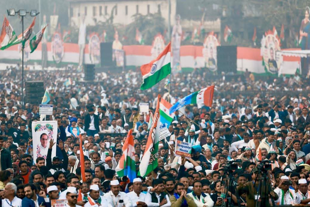 
रामलीला मैदान में वोट चोर गद्दी छोड़ कार्यक्रम में लाखों की संख्या में कांग्रेस पहुंचे करोड़ों हस्ताक्षर सौंपे