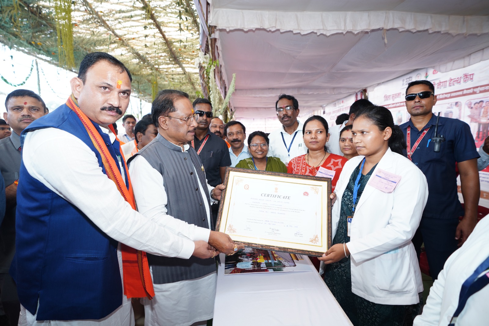 माओवादी आईईडी ब्लास्ट में पैर खोए जवानों से मुख्यमंत्री ने की मुलाकात, लगा कृत्रिम पैर