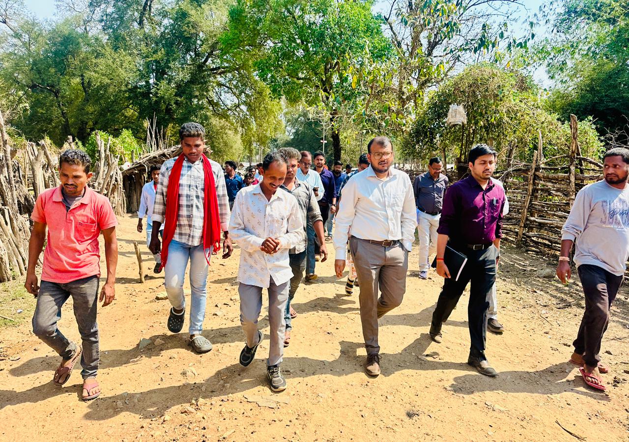 आजादी के बाद पहली बार पोरो-परिया पहुंचे कलेक्टर,गांवों में घर-घर जाकर हितग्राहियों से चर्चा कर विकास कार्यों का लिया जायजा
