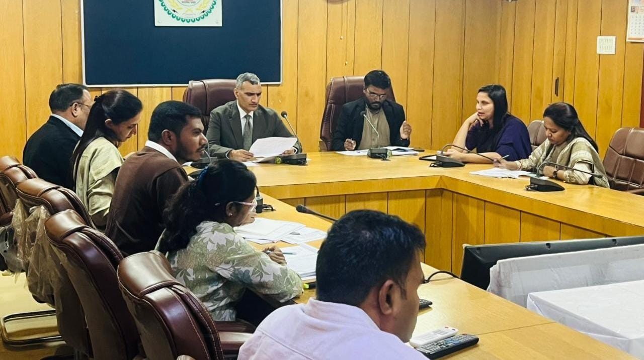 कलेक्टर रणवीर शर्मा ने अधिकारियों की समीक्षा बैठक में दिए कड़े निर्देश