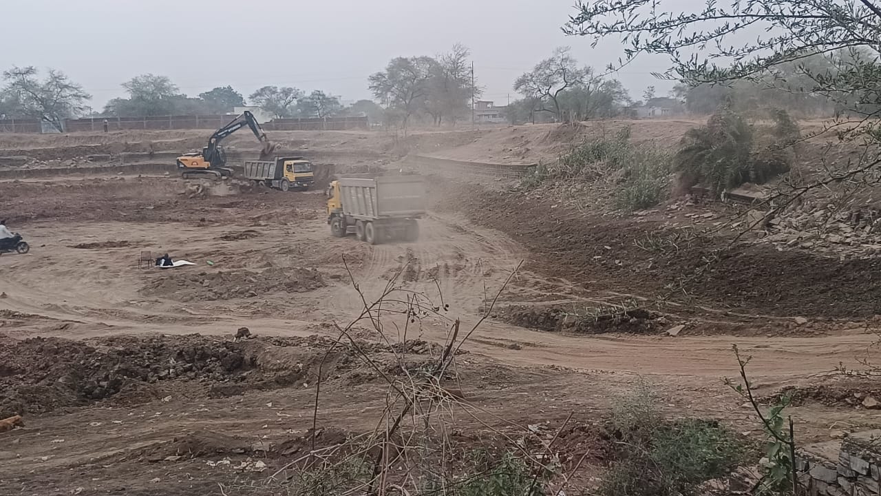नगर पंचायत लवन के जोरवा तालाब और जाड़ा तालाब की मिट्टी जेसीबी से खनन हो रहा है, स्वीकृति है या नहीं जांच की मांग