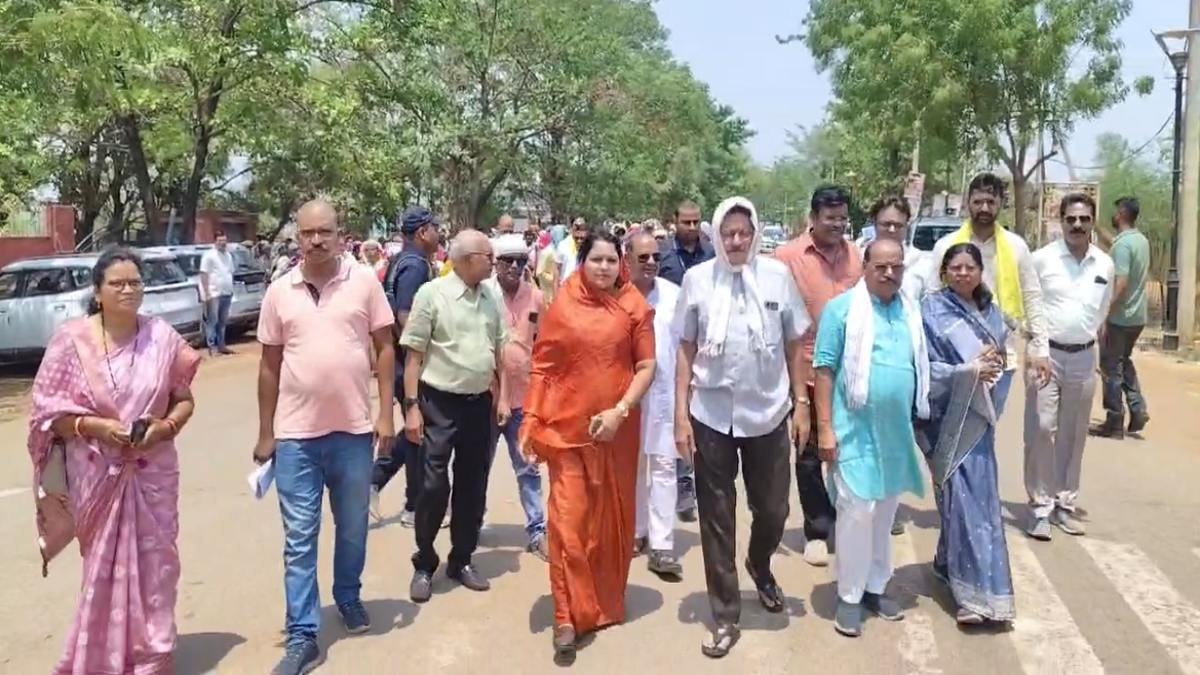 अतिक्रमण हटाने पहुंची वन विभाग की टीम का ग्रामीणों ने किया विरोध, धमतरी कलेक्ट्रेट में प्रदर्शन