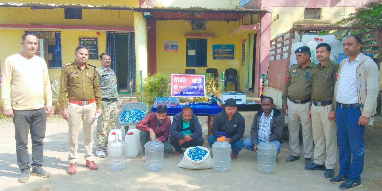 कबीरधाम पुलिस की बड़ी कार्रवाई नकली देशी प्लेन मदिरा बनाने वाले अंतरराज्यीय गिरोह का भंडाफोड़