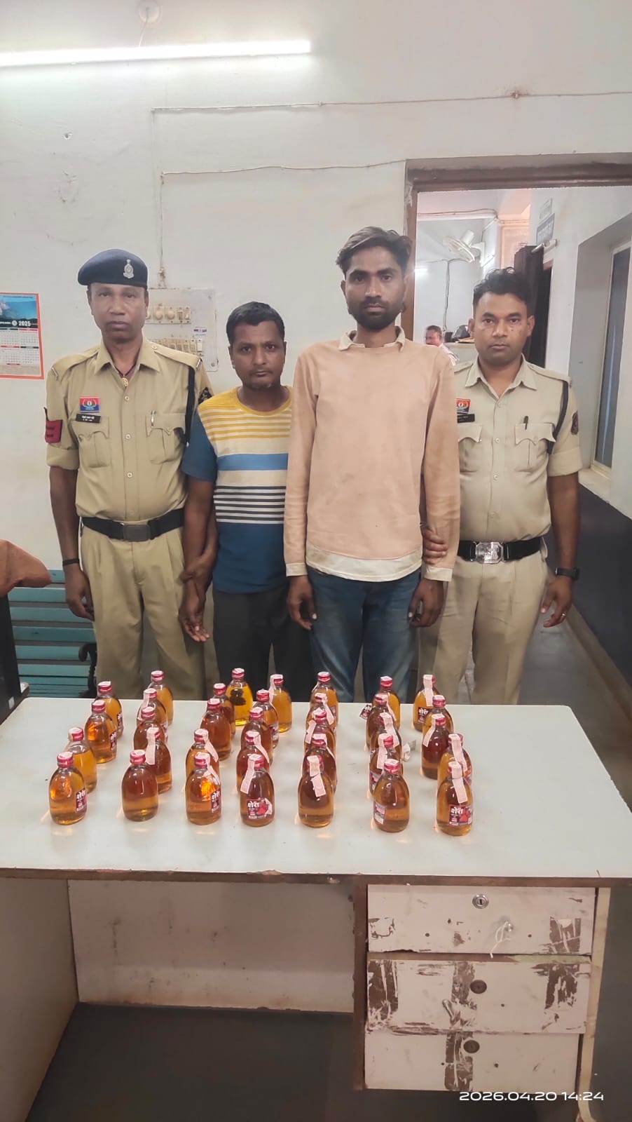 ऑपरेशन ‘निश्चय’ में बड़ी कार्रवाई: खरोरा पुलिस ने 64 पौवा अवैध शराब के साथ 3 आरोपी गिरफ्तार
