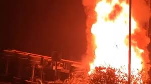 बड़ा सड़क हादसा : बिजली खंभे से टकराई ट्रेलर गाड़ी, जलकर खाक