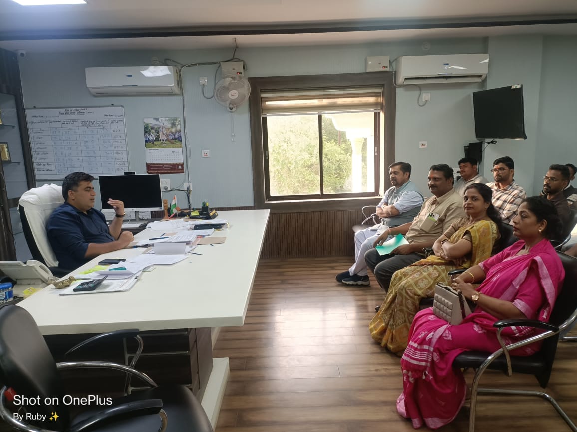 किरंदुल एवं बचेली नगरपालिका अध्यक्ष द्वारा कलेक्टर को कोचिंग हेतु सौंपा गया पत्र