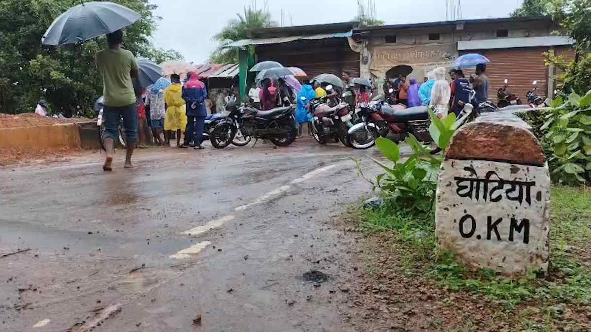 मासूम की दर्दनाक मौत से मचा हड़कंप! स्कूल बस ने 2 साल की बच्ची को कुचला, मौके पर मौत; आक्रोशित ग्रामीणों ने किया चक्काजाम