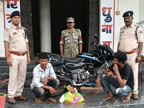 अवैध शराब परिवहन करते दो आरोपी गिरफ्तार, 15 लीटर महुआ शराब व बाइक जब्त