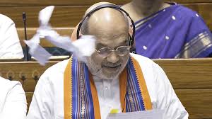विधेयक पेश होने पर सदन में हंगामा,विपक्षी सांसदों ने कॉपी फाड़कर अमित शाह की ओर फेंका