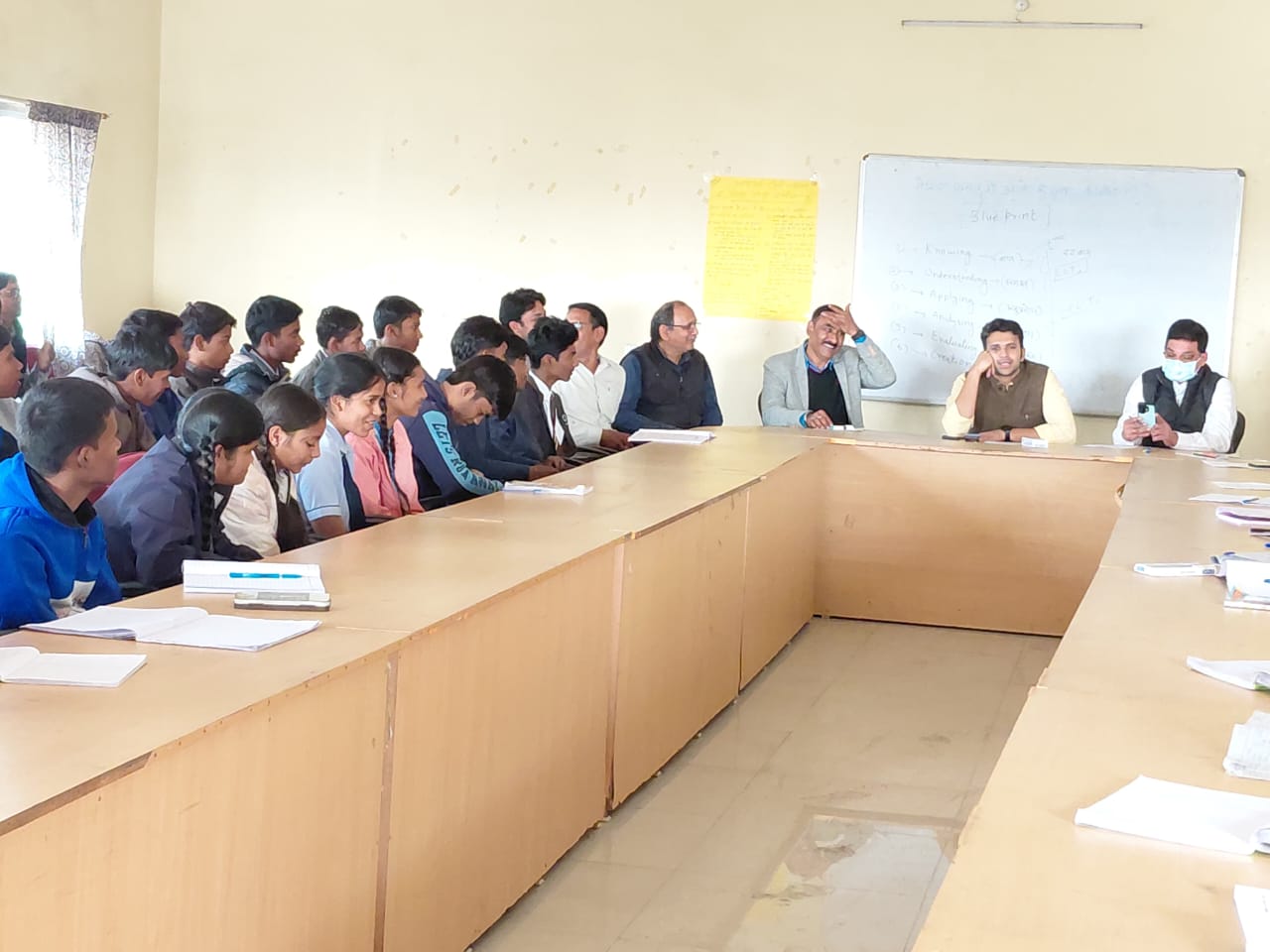 विशेष आवासीय कोचिंग शिविर में पहुंचे कलेक्टर, विद्यार्थियों को दिए सफलता के मन्त्र
