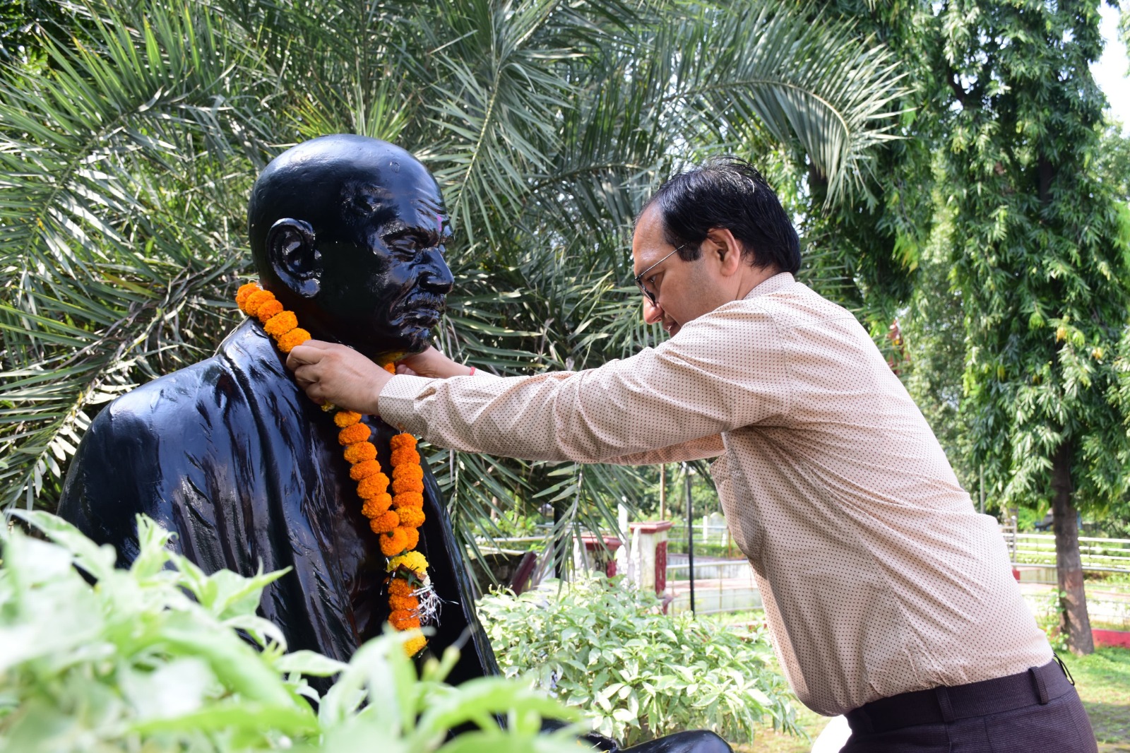 कलेक्टर ने राष्ट्रपिता महात्मा गांधी एवं देश के पूर्व प्रधानमंत्री भारत रत्न श्री लालबहादुर शास्त्री की जयंती के अवसर पर माल्यार्पण कर उन्हें नमन किया
