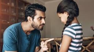 क्या आप भी हैं ज्यादा सख्त पेरेंट? ये आदत बच्चे को आपसे दूर कर सकती है