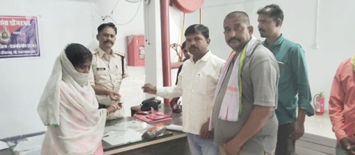 मारपीट की पीड़िता फुल बाई को नहीं मिल रहा न्याय, थाना में पहुंच लगाई गुहार 