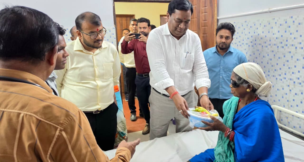 कमिश्नर डोमन सिंह का जिला चिकित्सालय में औचक निरीक्षण मोतियाबिंद मरीजों से की मुलाकात, 16 को वितरित किया फूड बास्केट