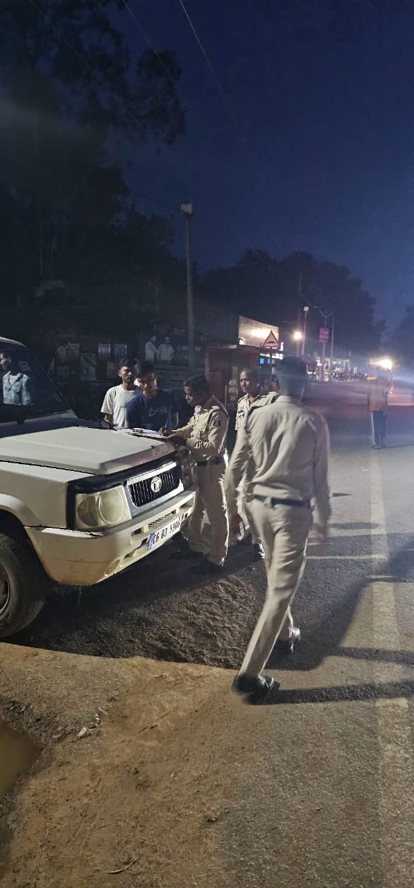 प्रमुख चौक चौराहो पर सरगुजा पुलिस का सघन चेकिंग अभियान, रजिस्ट्रेशन नंबर एवं विधिमान्य नंबर प्लेट लगवाने पुलिस की अपील