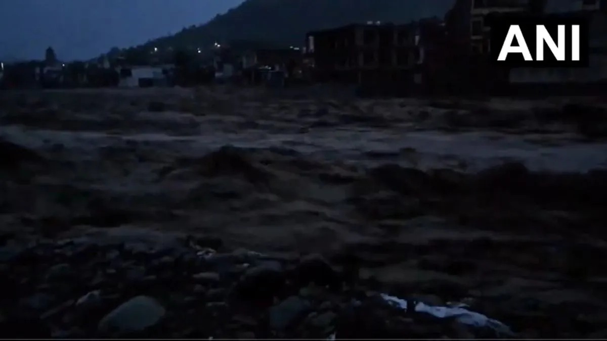 जम्मू-कश्मीर बाढ़: राजौरी में भारी बारिश से तबाही, 4 की मौत, कई लापता, धरहल नदी उफान पर, अमरनाथ यात्रा भी प्रभावित