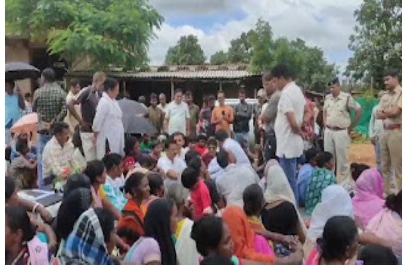 शव पर शुरू हुआ सियासत कांग्रेसियों ने राष्टीय राज्य मार्ग जाम कर 50 लाख मुआवजे की मांग मौके पर पहुंची प्रशासन की टीम