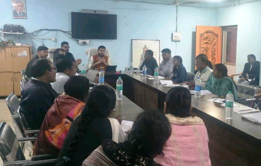 घरघोड़ा में जिला पंचायत सीईओ ने की योजनाओं की गहन समीक्षा,लक्ष्य प्राप्ति के लिए रणनीति और फील्ड मॉनिटरिंग पर विशेष जोर