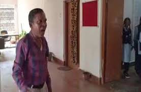 शराब के नशे में छात्राओं के सामने टल्ली होकर स्कूल पहुंचा टीचर,सस्पेंड