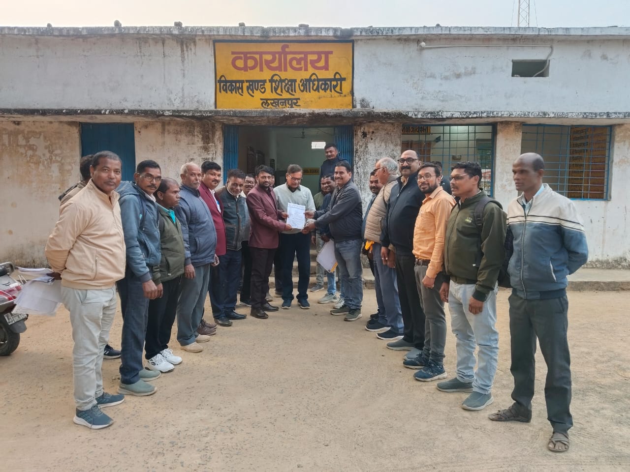 सहायक शिक्षकों ने वी एस के एप के विरोध में मुख्यमंत्री के नाम बीईओ को सौपा ज्ञापन