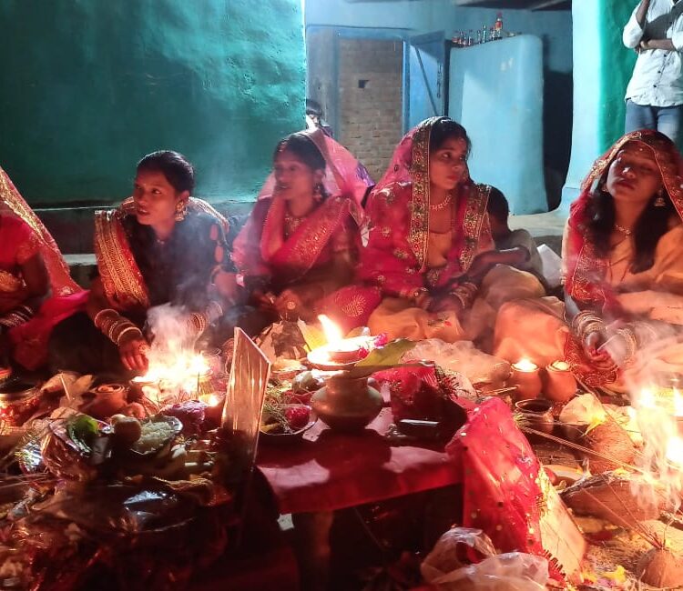 सुहाग रक्षा के लिए सुहागिन महिलाओं ने किये करवा चौथ व्रत