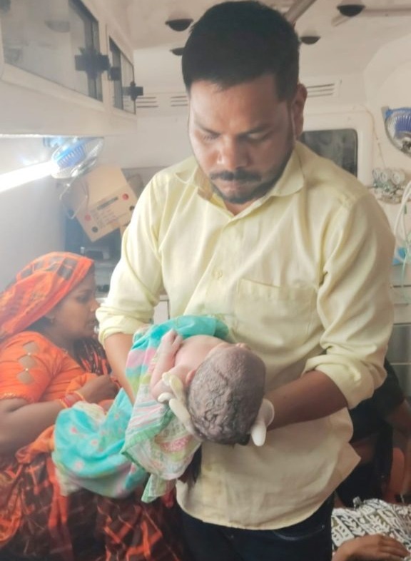 चलती एम्बुलेंस में गूंजी किलकारी: 108 संजीवनी टीम की सूझबूझ से सुरक्षित प्रसव, मां-बच्चा दोनों स्वस्थ