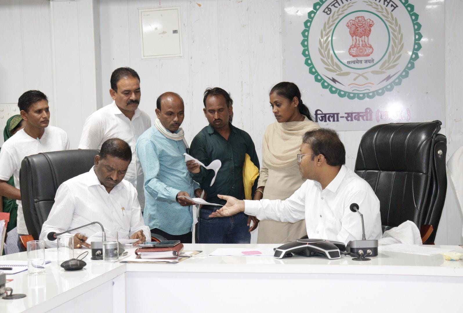 जनदर्शन में गूंजीं ग्रामीणों की समस्याएं, कलेक्टर अमृत विकास तोपनो ने अधिकारियों को दिए त्वरित निराकरण के निर्देश