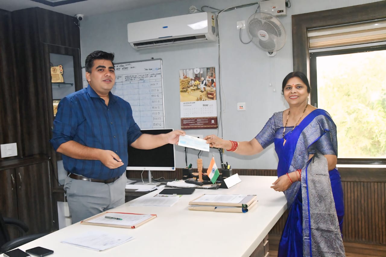 सेवाभावी नागरिक भी दंतेवाड़ा जिले के आपदा पीड़ितों के लिए कर रहे हैं अंशदान