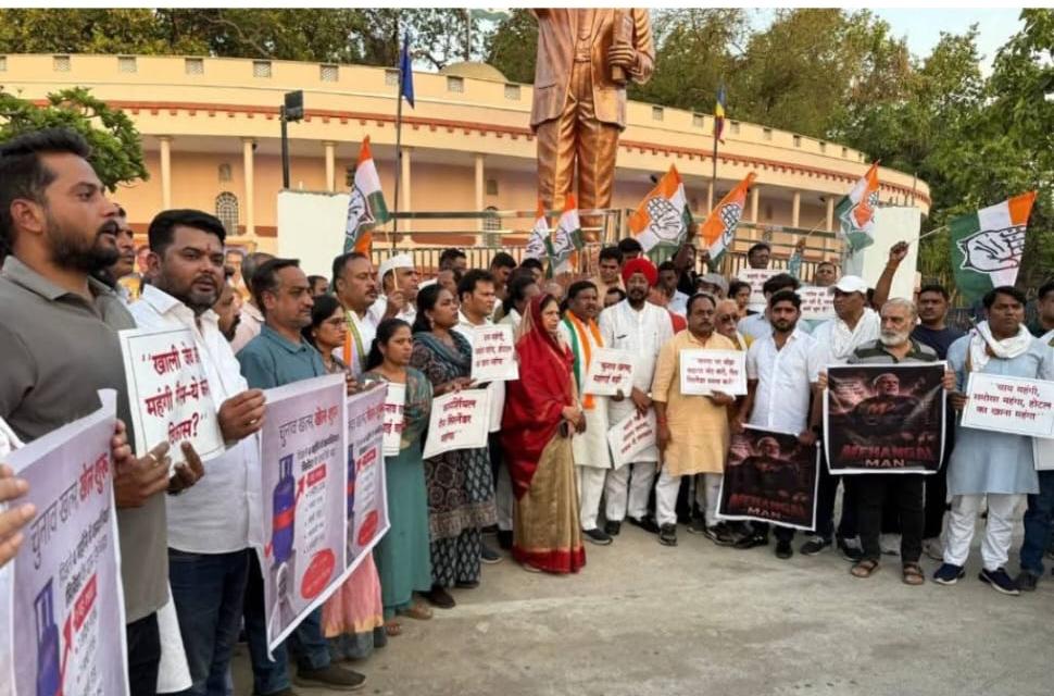 गैस सिलेंडर के लगातार बढ़ते दामों की वृद्धि के विरोध में भाजपा सरकार के खिलाफ में कांग्रेस ने किया विरोध प्रदर्शन 