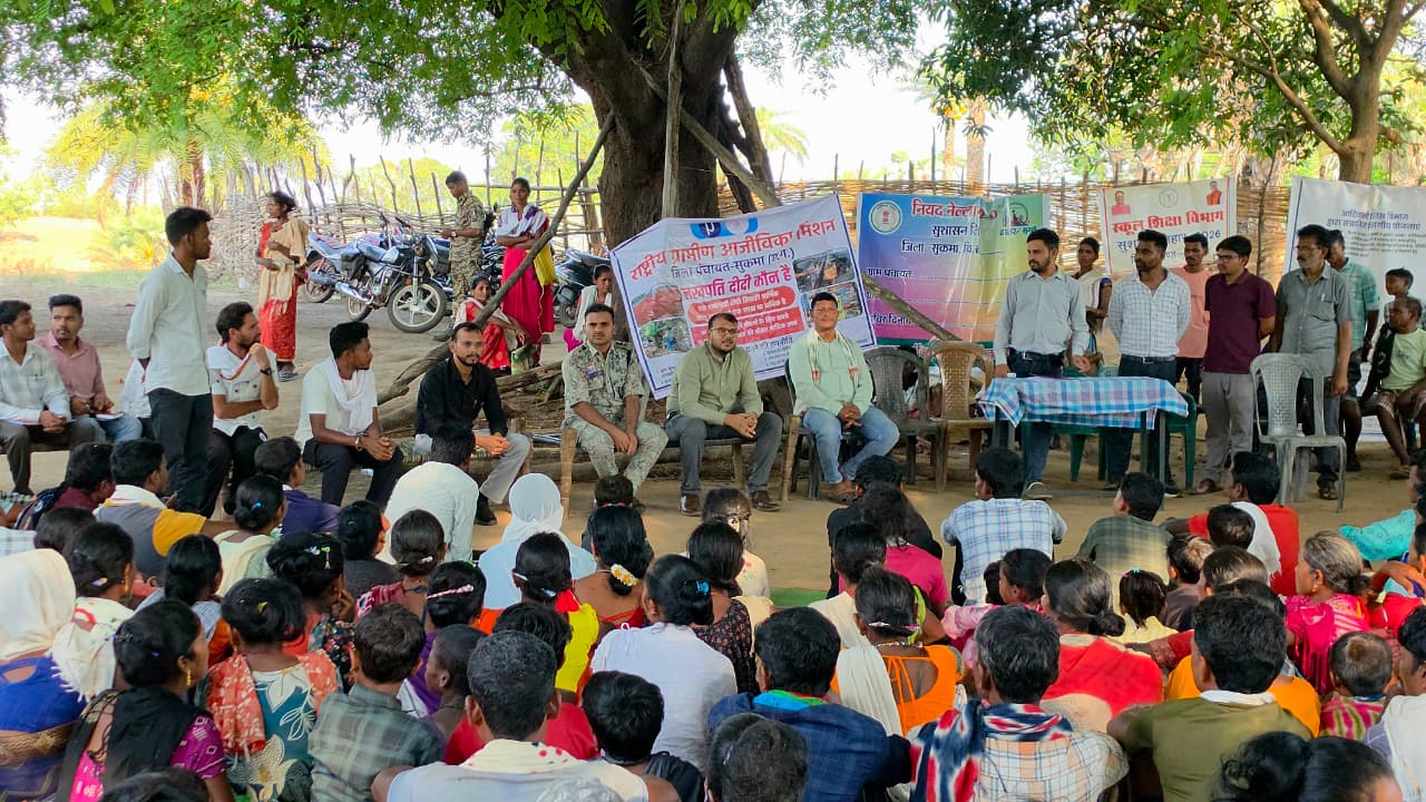 सुशासन की मोटरसाइकिल से दुर्गम पहाड़ों तक पहुँचे कलेक्टर-एसपी 