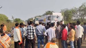 खाद वितरण में अनियमितता और कमी के आरोप,भड़के किसान मुख्य मार्ग को किया जाम