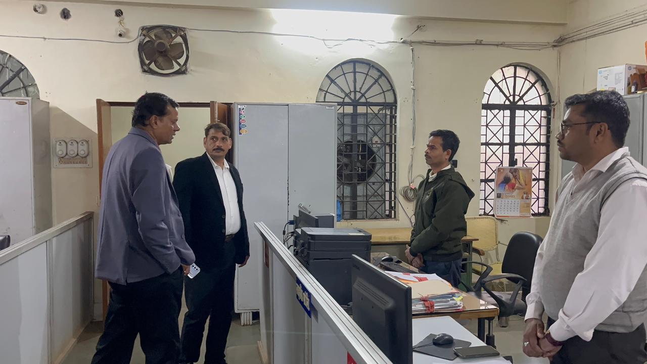 दुर्ग संभाग आयुक्त सत्यनारायण राठौर ने जिला कार्यालय का किया औचक निरीक्षण