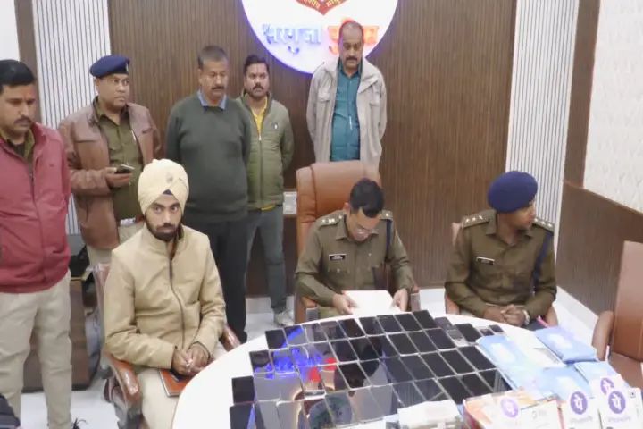 ऑनलाइन सट्टेबाजी ‍का पर्दाफाश..मामले की जगह से पुलिस को मिले  दर्जनों फर्जी सिम कार्ड, फोन और पासबुक..