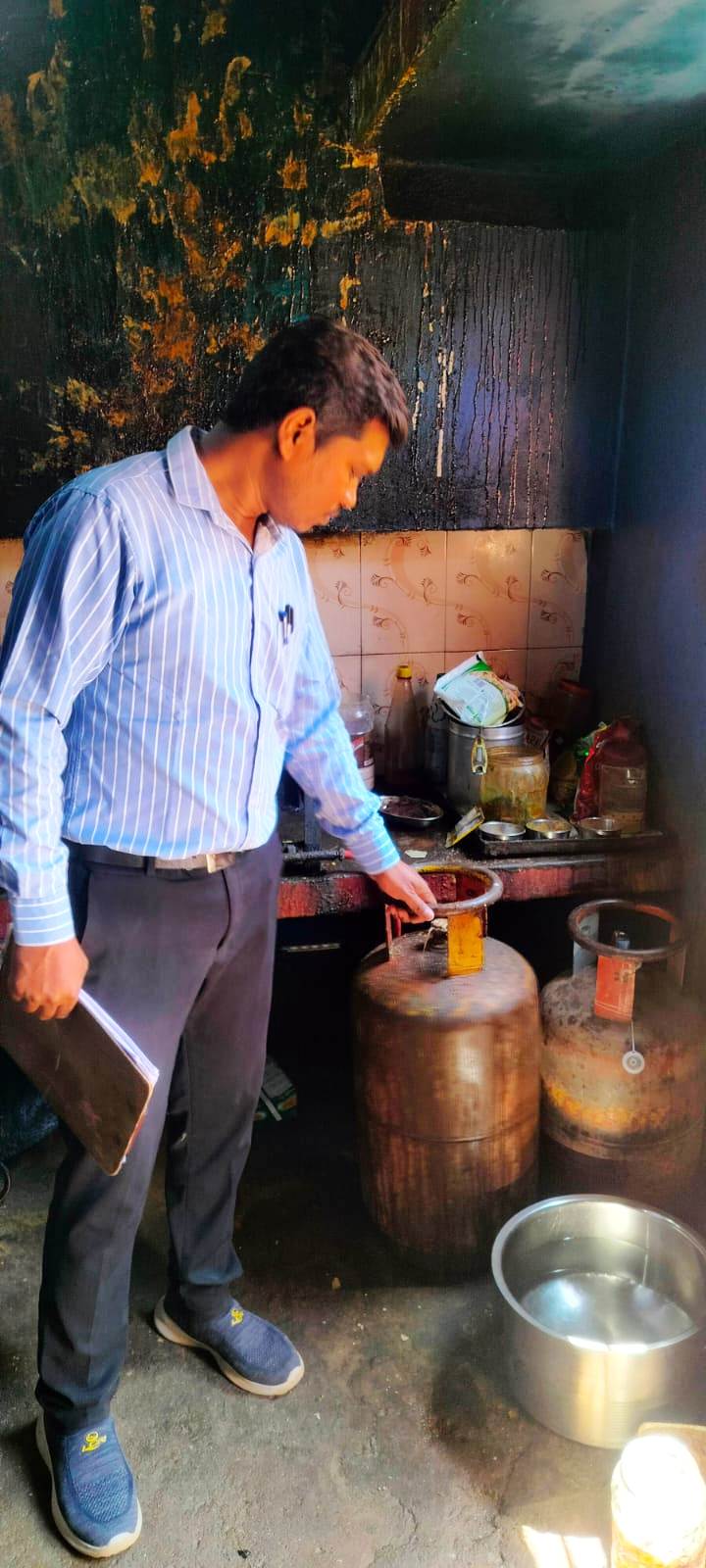 होटलों में घरेलू गैस सिलेंडर के दुरुपयोग पर खाद्य विभाग की सख्त कार्रवाई, दो प्रतिष्ठानों से सिलेंडर जब्त