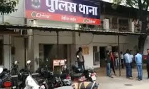 बुआ-फूफा के बीच लड़ाई बीच बचाव में उतरी भतीजी तो जड़ा तमाचा, पत्नी ने खाया जहर