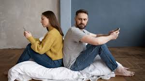 कहीं कमजोर तो नहीं हो रहा आपका रिश्ता? दिखने लगे ये संकेत तो न करें नजरअंदाज 