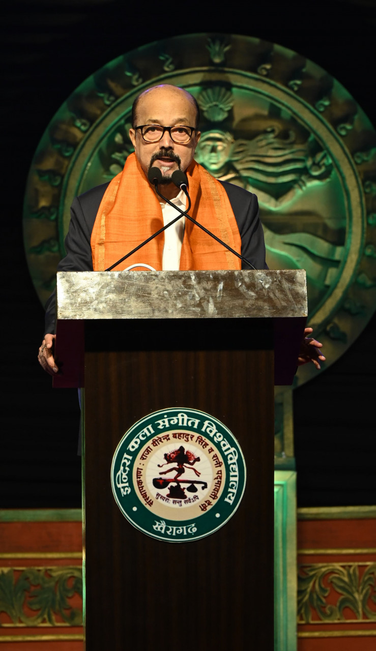 राज्यपाल रमेन डेका खैरागढ़ महोत्सव के समापन समारोह में हुए शामिल